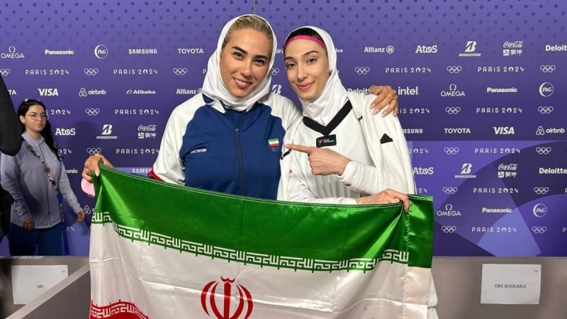 イランの女子テコンドー選手で五輪銅メダリスト、モビーナー・ネエマトザーデさんとメフルーズ・サーイー・コーチ