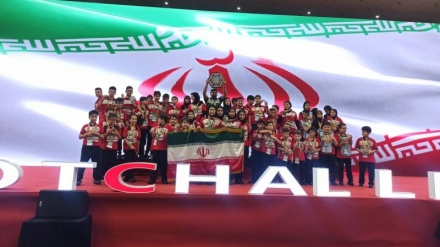 Il secondo classificato della squadra studentesca iraniana al campionato del mondo di robotica