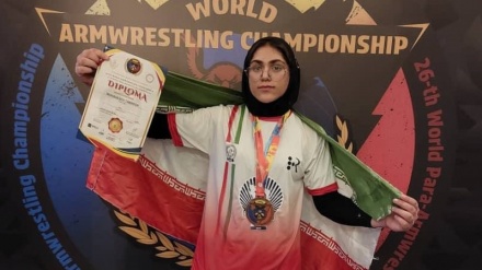 Una donna iraniana ha vinto una medaglia ai mondiali di braccio di ferro