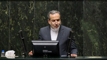 עראקצ'י: דיפלומטיית ההתקוממות, בראש הנושאים, במדיניות החוץ האיראנית