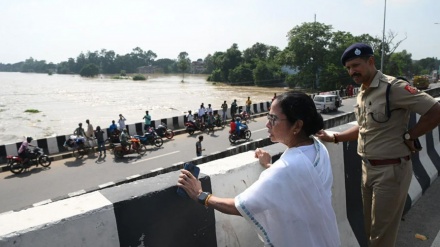 পশ্চিমবঙ্গে বন্যা: কেন্দ্রীয় সরকারকে দায়ী করলেন পশ্চিমবঙ্গের মুখ্যমন্ত্রী