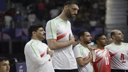 Muirani Mehrzad, mwanaume wa pili kwa urefu zaidi duniani, analala sakafuni katika Kijiji cha Olimpiki, Paris