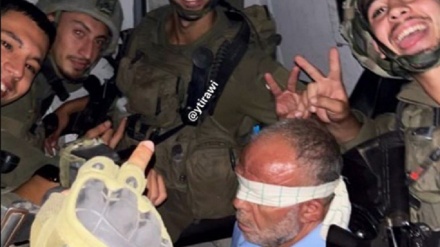 Israelischer Soldat veröffentlicht Foto von Misshandlung und Demütigung eines entführten älteren Palästinensers 