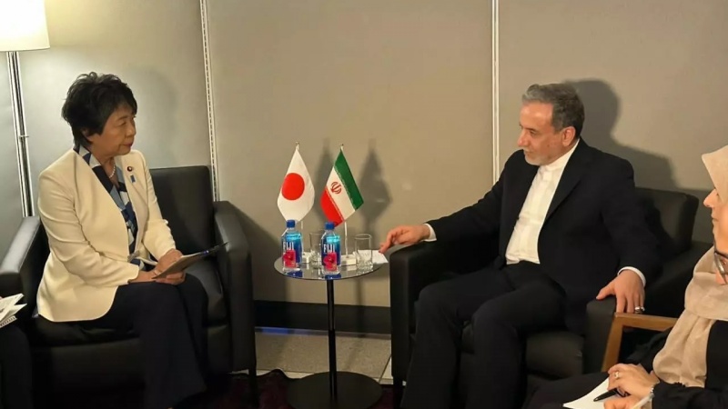 イランのアラーグチー外相と日本の上川外相