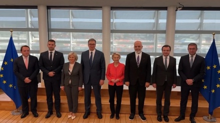 Foto familjare e liderëve të Ballkanit Perëndimor, Von der Leyen mes Ramës dhe Vuçiçit, në krah të kryeministrit qëndron Kurti