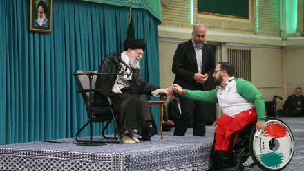 Globale Demonstration der nationalen, politischen und religiösen Identität der Iraner - Iranische Athleten der olympischen und paralympischen Spiele treffen Ayatollah Khamenei 