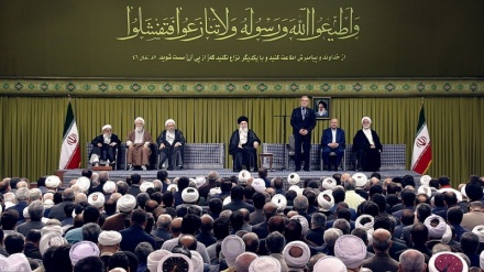 Imam Khamenei stressing responsibility of prominent figures: Prophet's greatest lesson for us is to establish Islamic Ummah