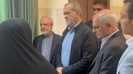 Rais wa Iran atembelea majeruhi wa shambulio la kigaidi la Israel katika Hospitali ya Farabi, Tehran
