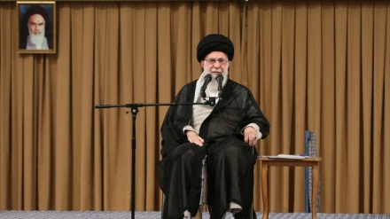 Ajetullah Khamenei i përgjigjet pyetjes pse fuqitë hegjemoniste ndjekin politikë luftënxitëse ndaj Revolucionit Islamik/Rezistenca sigurisht se do të fitojë