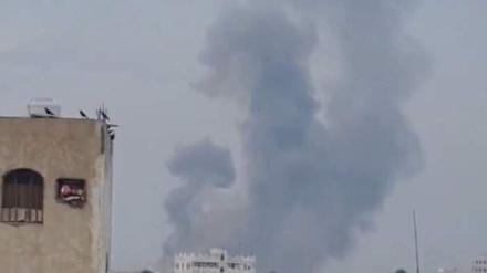Siyonist rejimin Yemen'in Hudeyde limanına hava saldırısı