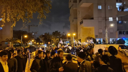 הפגנה מחוץ לביתו של גפני בדרישה שיפעל להשבת האסירים