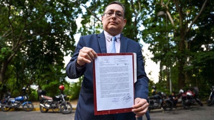 Lideri i opozitës ikën nga Venezuela