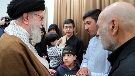 Racconto dell'incontro delle famiglie dei martiri Masoumeh Karbasi e Reza Awazah con l'Imam Khamenei + FOTO