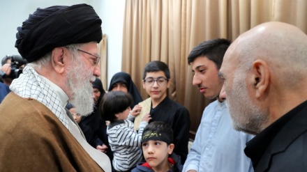 Rencontre des familles des martyrs Massoumeh Karbassi et Reza Awaza avec le Leader