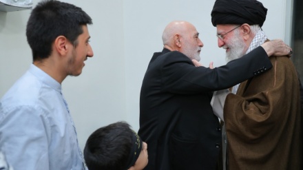 Racconto dell'incontro delle famiglie dei martiri Masoumeh Karbasi e Reza Awazah con l'Imam Khamenei + FOTO