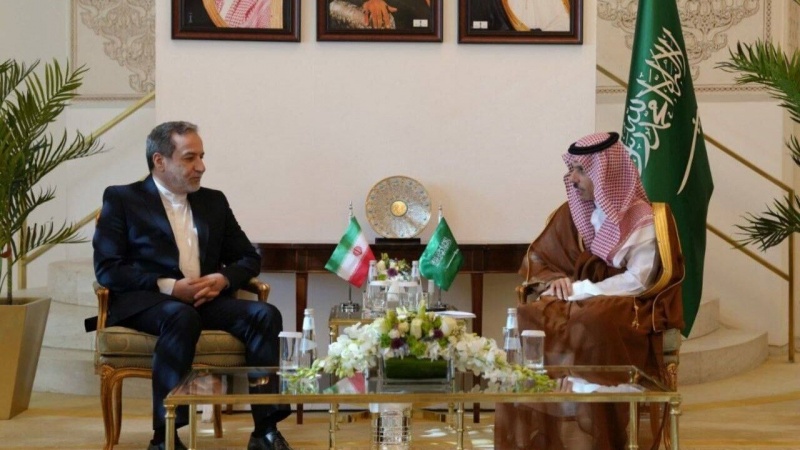 Menlu Iran Sayid Abbas Araghchi dan Menlu Saudi Faisal bin Farhan