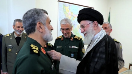 Amiri Jeshi Mkuu wa majeshi ya Iran amtunuku nishani ya Fat'h Kamanda wa Kikosi cha Anga cha IRGC