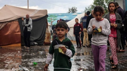 Zhyten në ujë çadrat e të shpërngulurve palestinezë, ndërkohë që sulmet e sionistëve vazhdojnë