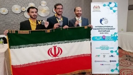 Les étudiants iraniens remportant la médaille d'or à INO 2024 Malaisie