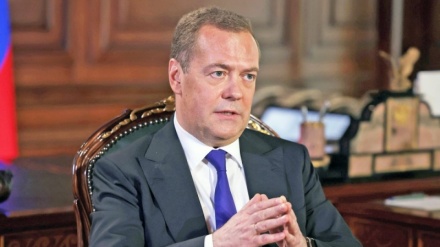 Medvedev: ABŞ müharibə və böhran yaratmaqdan pul qazanır