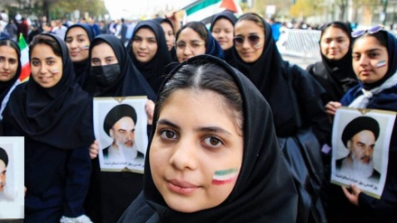 Sorrisi e battaglie; le immagini della grande marcia degli studenti iraniani nella Giornata Nazionale della Lotta contro l'Arroganza