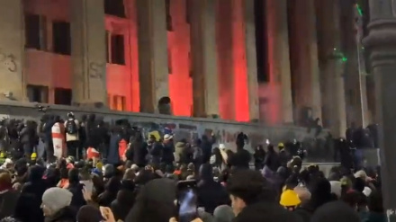 Tiflis'te Gürcü muhalifler parlamento binasını ateşe verdiler