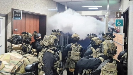 Qindra protestues kundërshtojnë gjendjen e jashtëzakonshme të shpallur në Korenë e Jugut