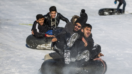 بارش برف در مشهد و هیجان «تیوب سواری» در ارتفاعات برفی