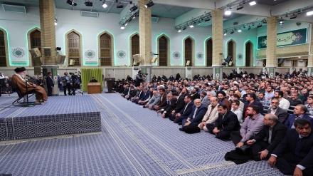 دیدار رهبر معظم انقلاب اسلامی با مداحان اهل‌ بیت (ع)