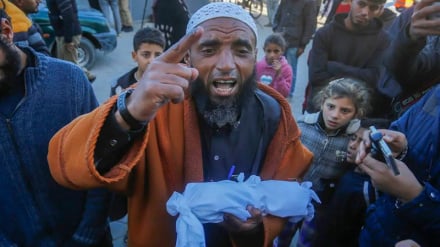 Bombardohet një shkollë në kampin Nusirat dhe martirizimi i një foshnje tjetër në Gaza për shkak të të ftohtit ekstrem