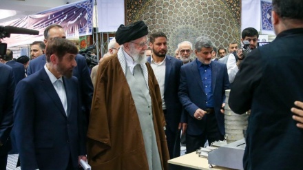 İnqilab lideri özəl sektorun nailiyyətləri və potensialları sərgisinə baxış keçirib