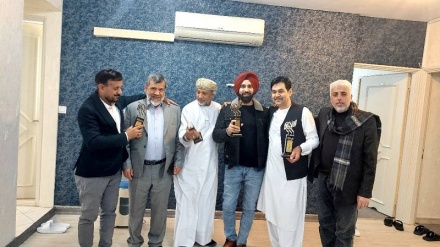 تندیس و لوح افتخار جایزه جهانی اربعین برای تهیه کننده رادیو دری