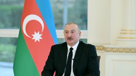 Öz gözündə tiri görməyən, özgə gözündə tük axtarır!