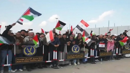 Wamisri wakusanyika mbele ya Kivuko cha Rafah, wakipinga kuhamishwa Wapalestina wa Gaza