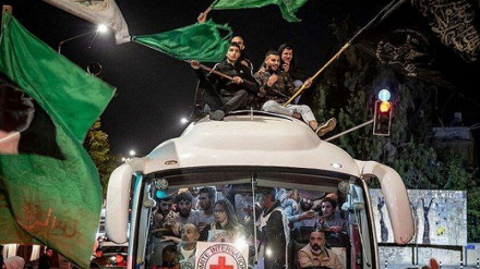 د صهیونیسټ نیواکګر رژيم له زندان څخه یوشمیر فلسطینیان خوشي شول