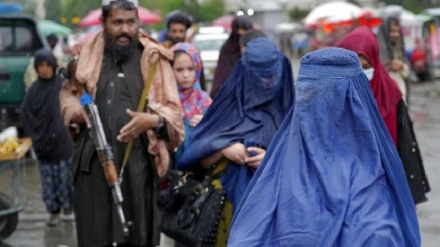 طالبان گزارش یوناما درباره محدودیت گشت‌وگذار زنان و دختران افغان را رد کرد
