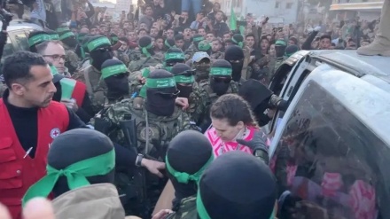 Hamasi pret lirimin e 90 të burgosurve palestinezë ndërsa dorëzon 3 robër izraelitë