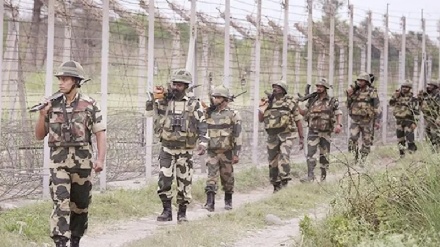 কাঁটাতারের বেড়া নিয়ে উত্তেজনার মধ্যেই সীমান্তে মহড়া শুরু করলো বিএসএফ