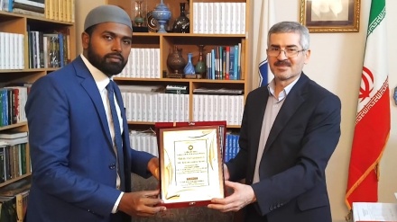 تقدیر از معلم بنگلادشی از سوی رایزنی فرهنگی ایران در داکا