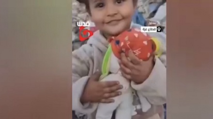 ذوق و شوق دخترک اهل غزه پس از یافتن عروسکش زیر آوارها
