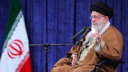 Ayatolá Jamenei: La experiencia del acuerdo nuclear demuestra que las negociaciones con EEUU no resolverán ningún problema