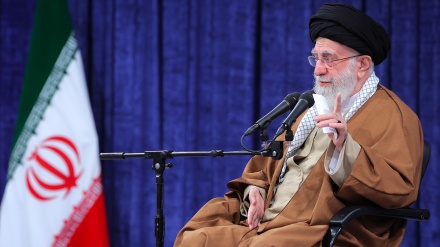 امام خامنه‌ای: تجربه برجام می‌گوید مذاکره با آمریکا هیچ مشکلی را حل نمی‌کند