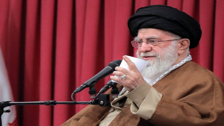 İmom Xameneyi:Duston de İroni mıdofiyə zu fəxr kardedən,dışmenon həm çəyku tarseydən