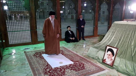 İnqilab Rəhbəri İmamın məzarını ziyarət etdi