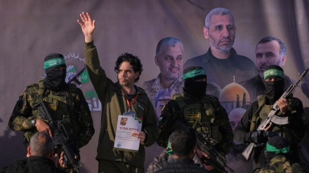 Sionist məhbusların təhvil verildiyi platformada şəhid Deyf və silahdaşlarının şəklinin mesajı