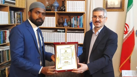 ढ़ाका में ईरानी कल्चर हाउस की ओर से बांग्लादेशी शिक्षक को सम्मानित किया गया