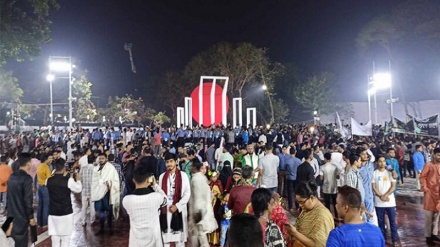 পালিত হচ্ছে শহীদ দিবস ও আন্তর্জাতিক মাতৃভাষা দিবস, শহীদ মিনারে মানুষের ঢল
