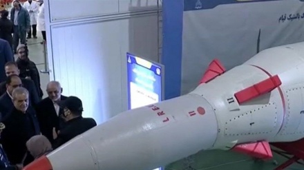 Irani prezanton raketën e re balistike të quajtur Etemad