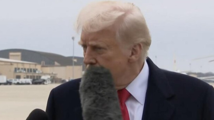 Լրագրողուհու միկրոֆոնը պատահաբար կպել է Թրամփի դեմքին