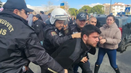 Policia turke vazhdon të përplaset me demonstruesit që mbështesin Ekrem Imamoglun / Takim urgjent i kundërshtarëve të Erdoganit